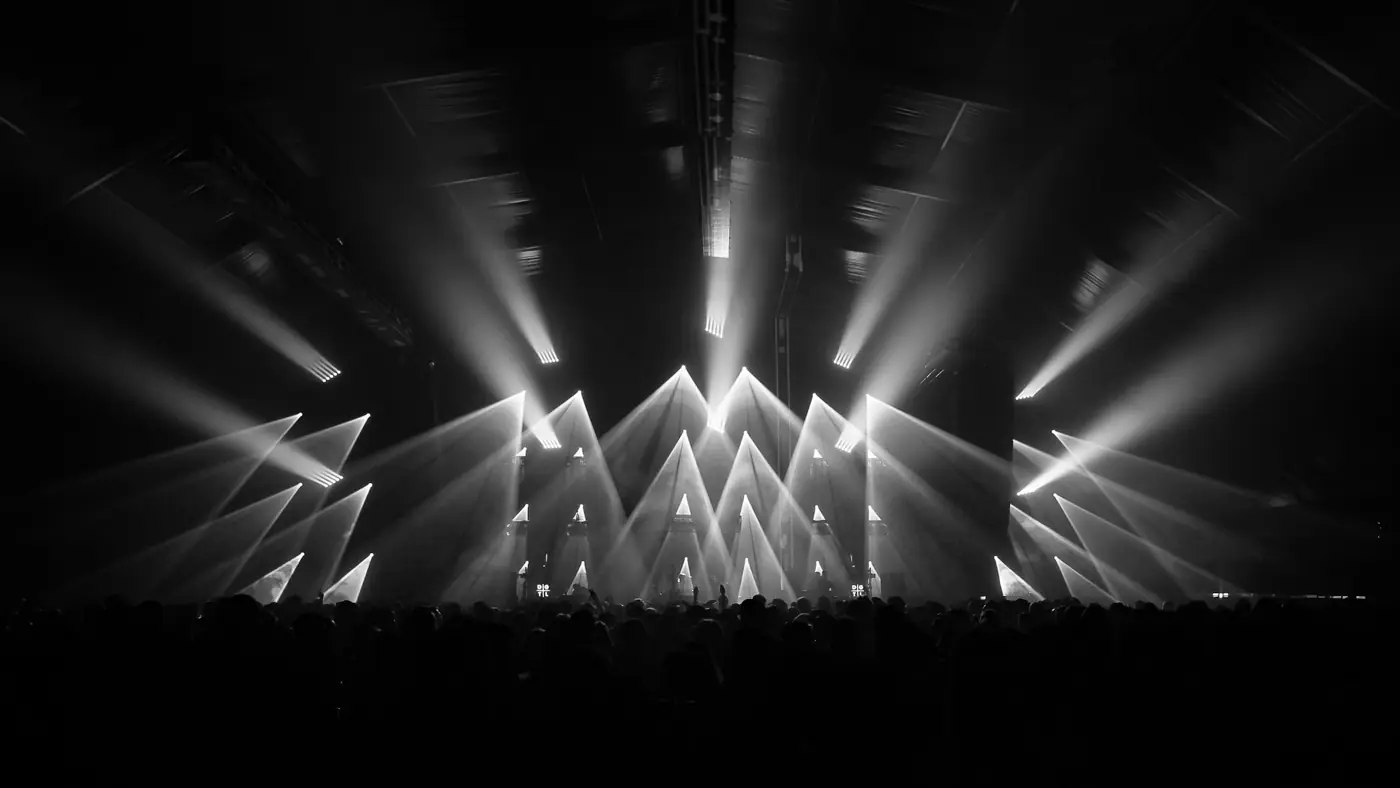 Beam show in white light