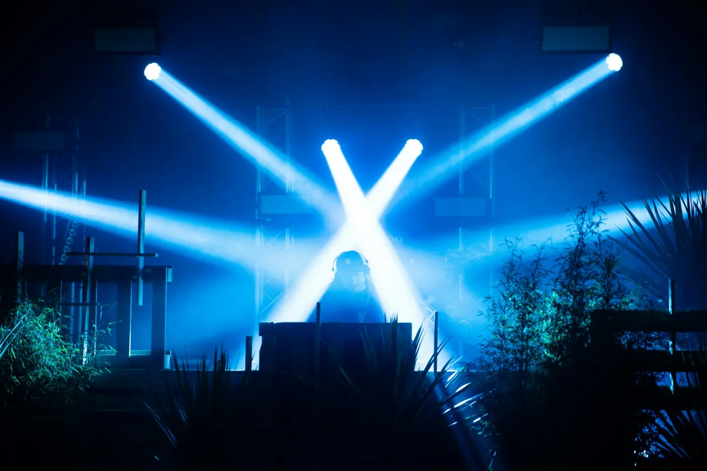 Crossing beams over a stage