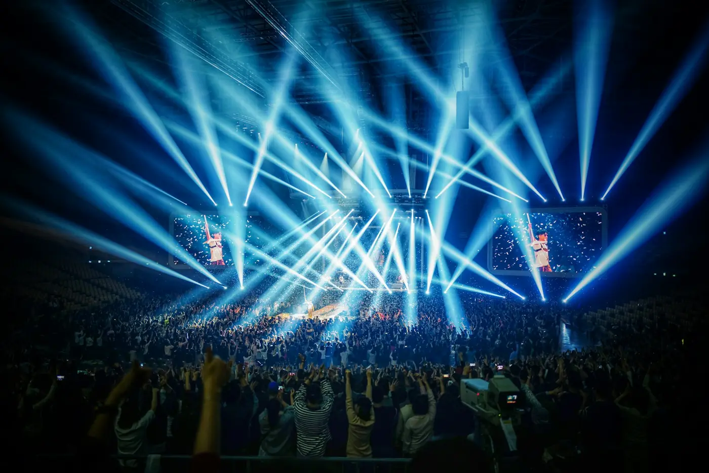 Blue beams in an arena