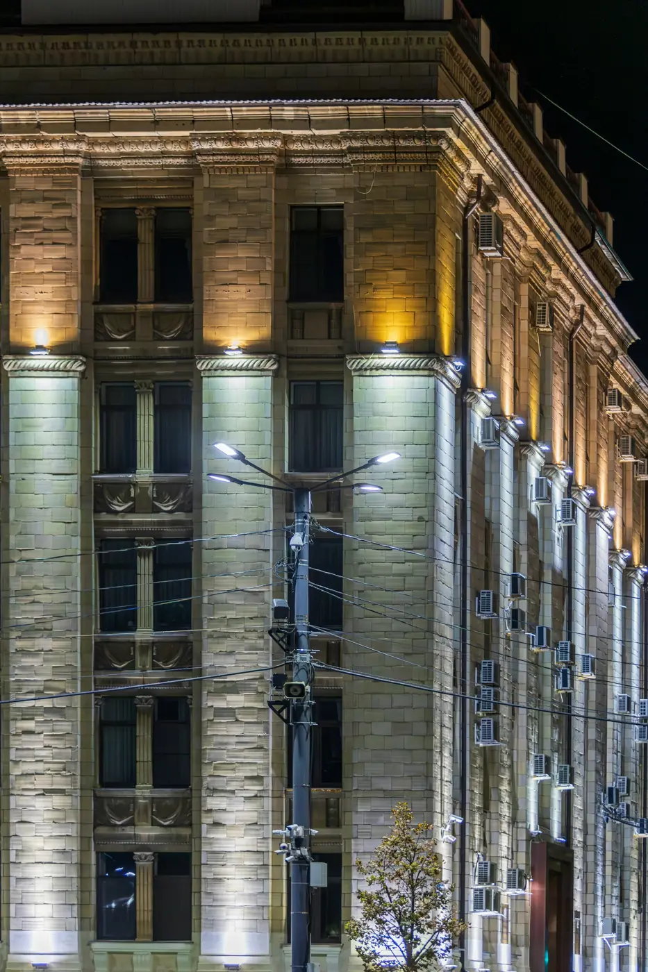 Building corner with uplighting